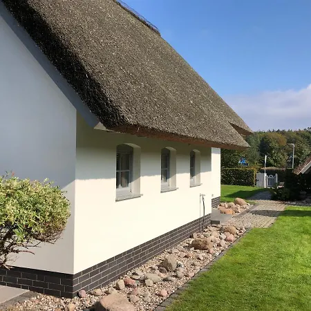 Strandgut - Reetdachhaus In Strandnaehe Feriehus