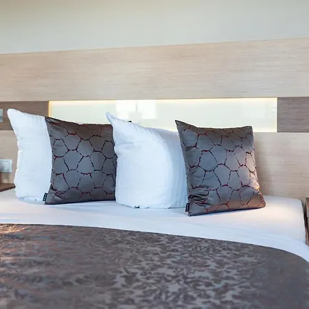 Strandgut - Reetdachhaus In Strandnaehe Feriehus